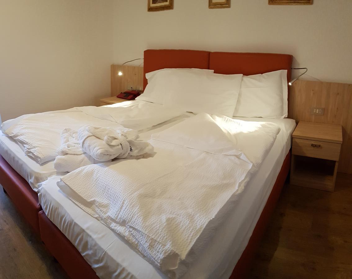 Hotel Olimpic บาเซลกา ดิ ปีเน ภายนอก รูปภาพ