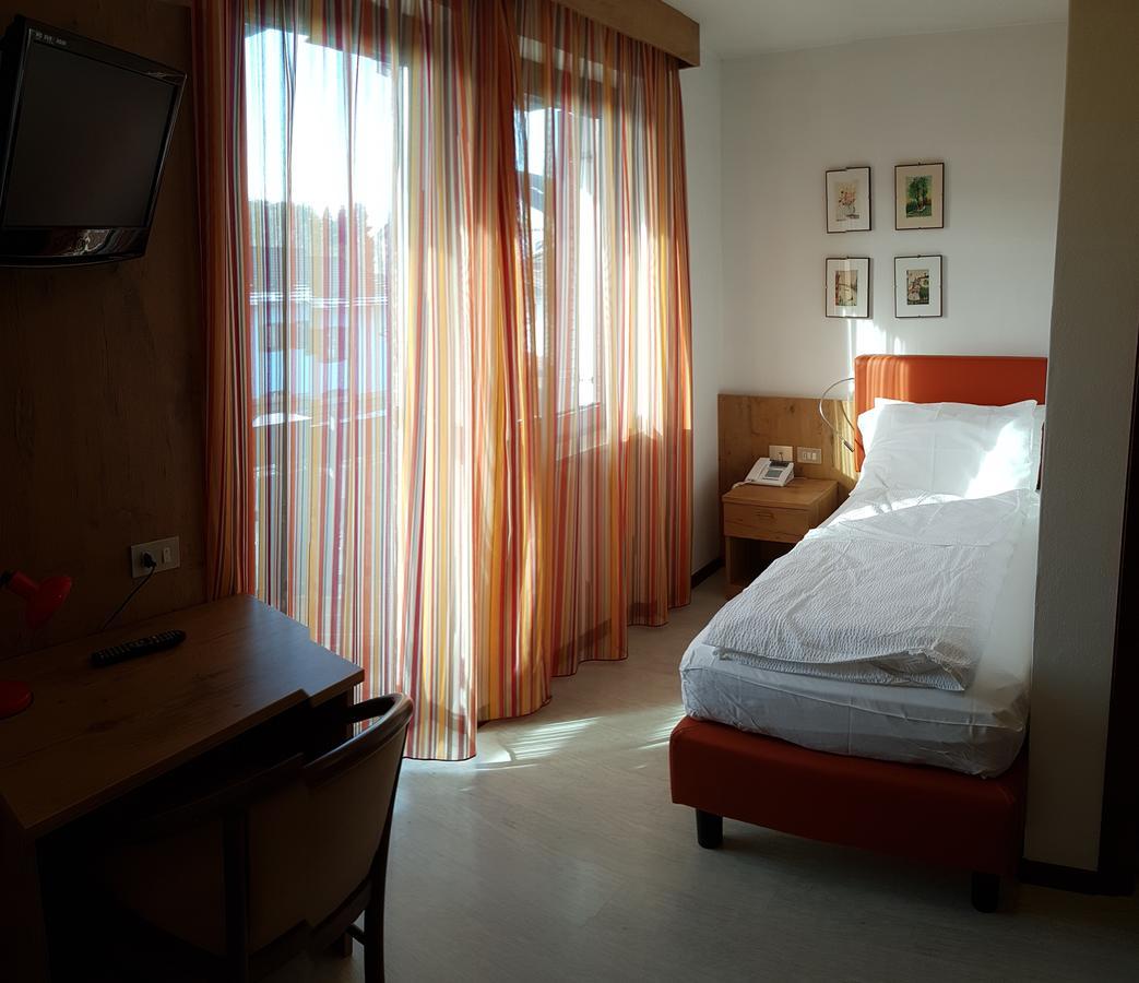 Hotel Olimpic บาเซลกา ดิ ปีเน ภายนอก รูปภาพ